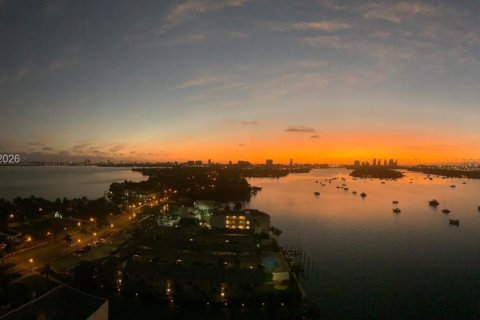 Apartamento en alquiler en Miami, Florida, 2 dormitorios, 170.01 m2 № 2008988 - foto 30