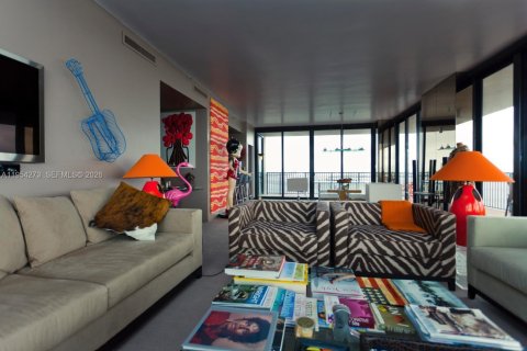 Apartamento en alquiler en Miami, Florida, 2 dormitorios, 170.01 m2 № 2008988 - foto 4