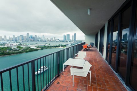 Apartamento en alquiler en Miami, Florida, 2 dormitorios, 170.01 m2 № 2008988 - foto 18