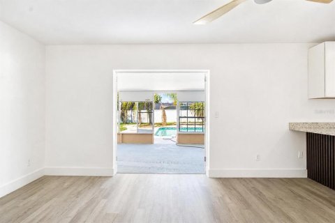 Immobilier commercial à vendre à Haines City, Floride: 4 chambres, 185.8 m2 № 2150663 - photo 15