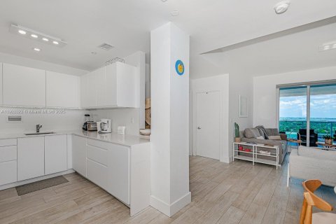 Condo in Miami Beach, Florida, 2 bedrooms  № 2035466 - photo 9