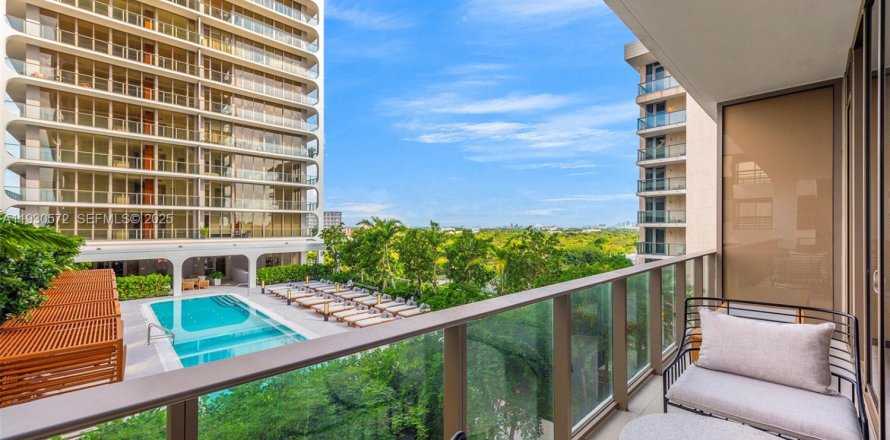 Кондоминиум с 2 спальнями в Майами, Флорида № 1989404