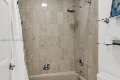Condominio en venta en Miami Beach, Florida, 3 dormitorios, 254.92 m2 № 1991719 - foto 27