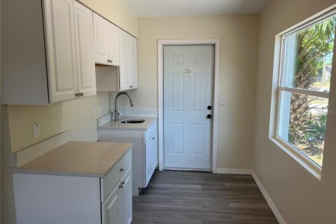Immobilier commercial à vendre à Orlando, Floride: 4 chambres, 107.02 m2 № 1905834 - photo 2