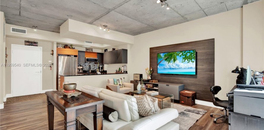 Кондоминиум с 2 комнатами в Майами, Флорида № 2025409