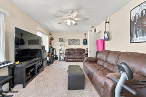 Villa ou maison à vendre à Tamarac, Floride: 2 chambres, 126.9 m2 № 2433905 - photo 11