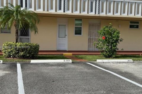 Condo in Aventura, Florida, 1 bedroom  № 2003576 - photo 9