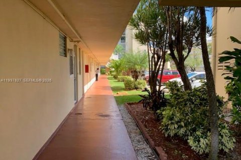 Condo in Aventura, Florida, 1 bedroom  № 2003576 - photo 10