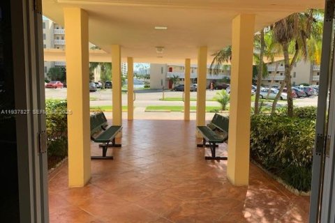 Condo in Aventura, Florida, 1 bedroom  № 2003576 - photo 11
