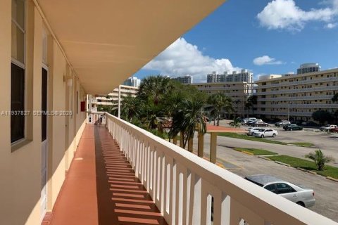 Condo in Aventura, Florida, 1 bedroom  № 2003576 - photo 17