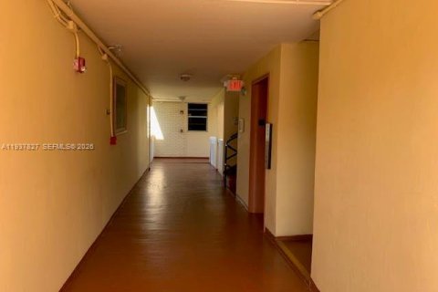 Condo in Aventura, Florida, 1 bedroom  № 2003576 - photo 15