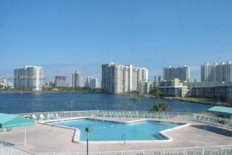Condo in Aventura, Florida, 1 bedroom  № 2003576 - photo 6