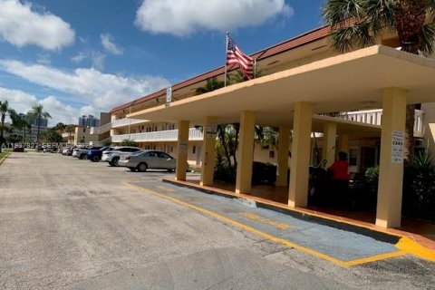 Condo in Aventura, Florida, 1 bedroom  № 2003576 - photo 8