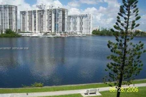 Condo in Aventura, Florida, 1 bedroom  № 2003576 - photo 2