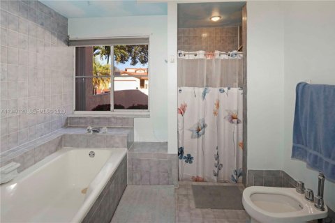 House in Miami, Florida 4 bedrooms, 198.44 sq.m. № 2005347 - photo 13