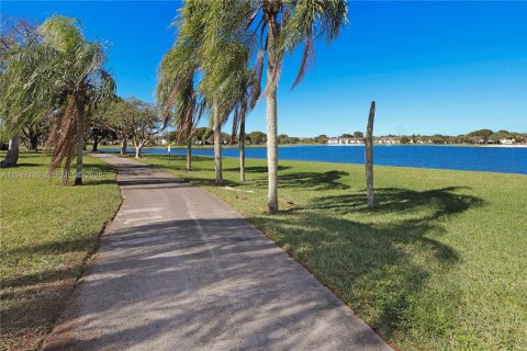 House in Miami, Florida 4 bedrooms, 198.44 sq.m. № 2005347 - photo 30