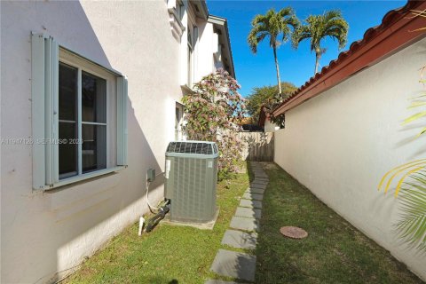 House in Miami, Florida 4 bedrooms, 198.44 sq.m. № 2005347 - photo 24