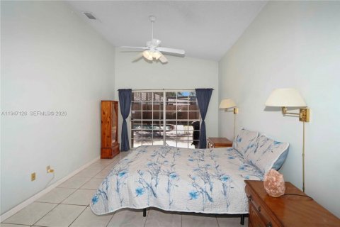 House in Miami, Florida 4 bedrooms, 198.44 sq.m. № 2005347 - photo 10
