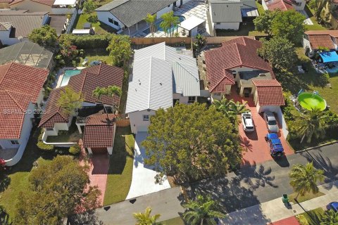 House in Miami, Florida 4 bedrooms, 198.44 sq.m. № 2005347 - photo 27