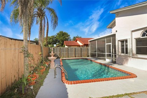 House in Miami, Florida 4 bedrooms, 198.44 sq.m. № 2005347 - photo 21