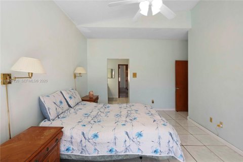 House in Miami, Florida 4 bedrooms, 198.44 sq.m. № 2005347 - photo 11