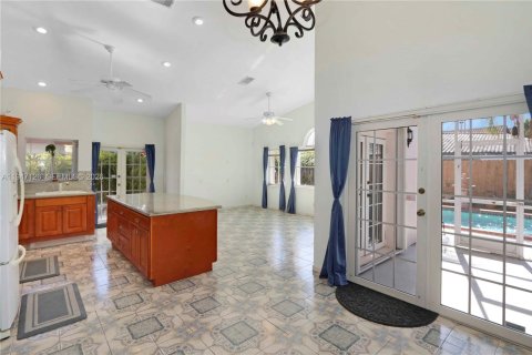 House in Miami, Florida 4 bedrooms, 198.44 sq.m. № 2005347 - photo 6