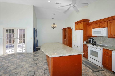 House in Miami, Florida 4 bedrooms, 198.44 sq.m. № 2005347 - photo 8