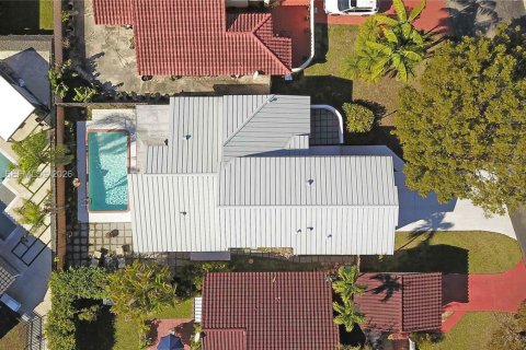 House in Miami, Florida 4 bedrooms, 198.44 sq.m. № 2005347 - photo 25