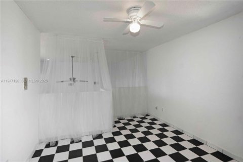 House in Miami, Florida 4 bedrooms, 198.44 sq.m. № 2005347 - photo 15