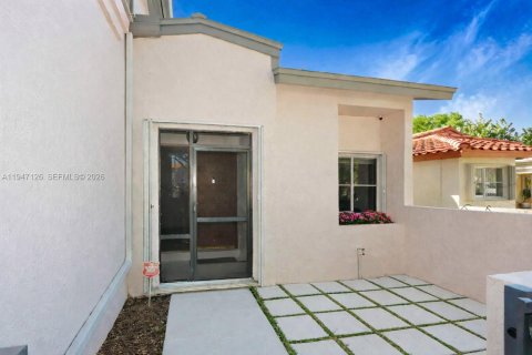 House in Miami, Florida 4 bedrooms, 198.44 sq.m. № 2005347 - photo 2