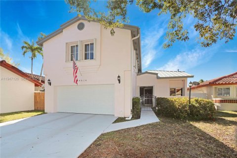 House in Miami, Florida 4 bedrooms, 198.44 sq.m. № 2005347 - photo 1