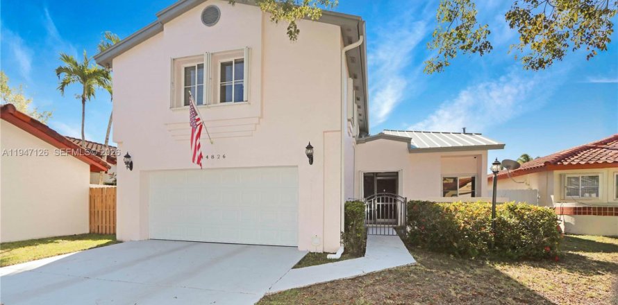 House in Miami, Florida 4 bedrooms, 198.44 sq.m. № 2005347