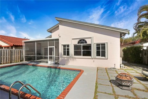 House in Miami, Florida 4 bedrooms, 198.44 sq.m. № 2005347 - photo 23