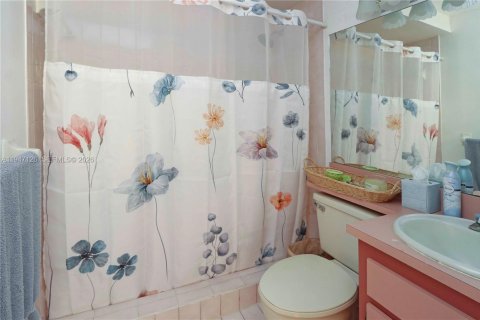 House in Miami, Florida 4 bedrooms, 198.44 sq.m. № 2005347 - photo 5