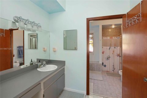 House in Miami, Florida 4 bedrooms, 198.44 sq.m. № 2005347 - photo 12