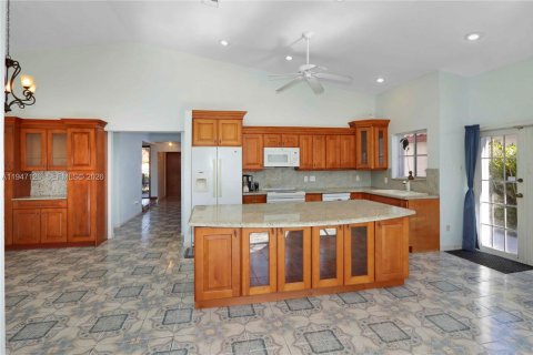 House in Miami, Florida 4 bedrooms, 198.44 sq.m. № 2005347 - photo 7