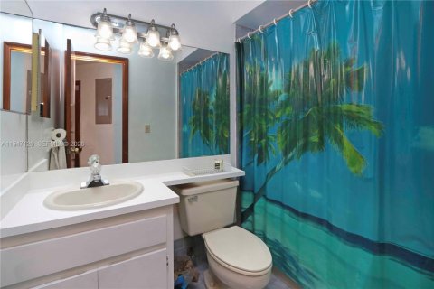 House in Miami, Florida 4 bedrooms, 198.44 sq.m. № 2005347 - photo 18