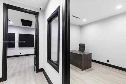 Propiedad comercial en venta en Doral, Florida № 1973296 - foto 22