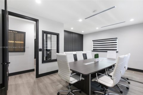 Propiedad comercial en venta en Doral, Florida № 1973296 - foto 9