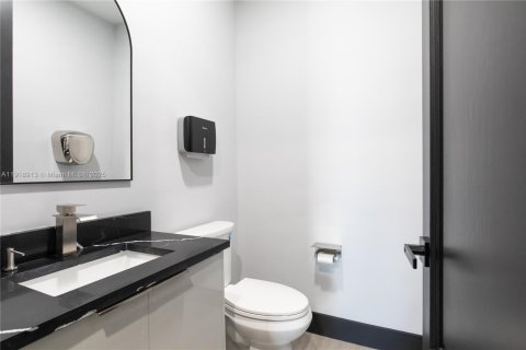 Propiedad comercial en venta en Doral, Florida № 1973296 - foto 11