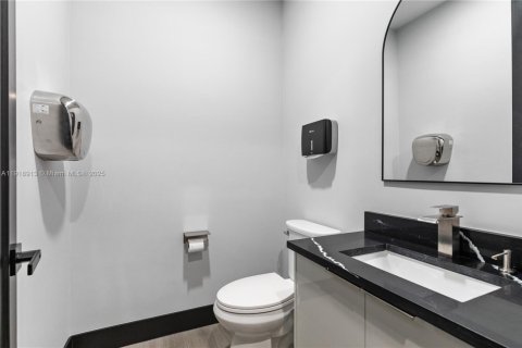 Propiedad comercial en venta en Doral, Florida № 1973296 - foto 12