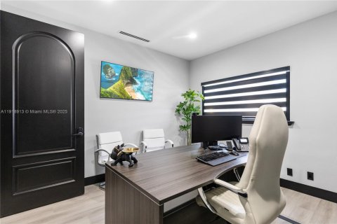 Propiedad comercial en venta en Doral, Florida № 1973296 - foto 14