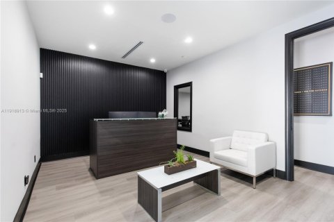 Propiedad comercial en venta en Doral, Florida № 1973296 - foto 1