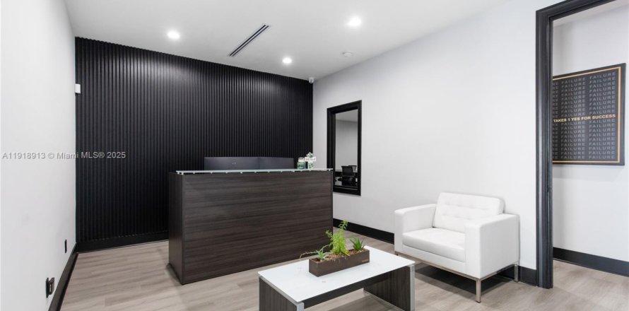 Propiedad comercial en Doral, Florida № 1973296