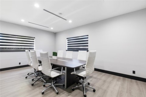 Propiedad comercial en venta en Doral, Florida № 1973296 - foto 8