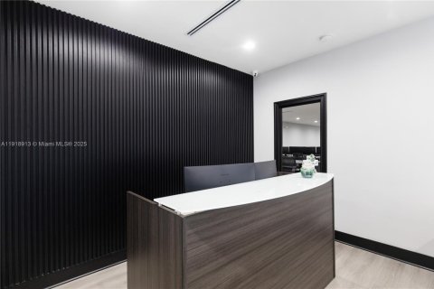 Propiedad comercial en venta en Doral, Florida № 1973296 - foto 3