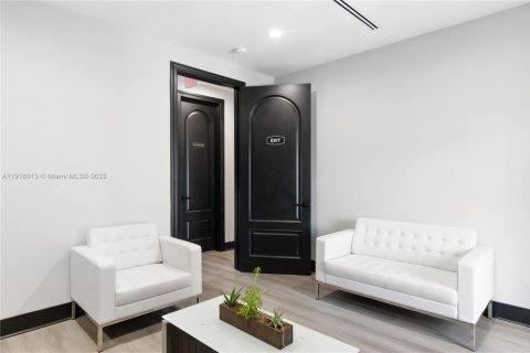 Propiedad comercial en venta en Doral, Florida № 1973296 - foto 4