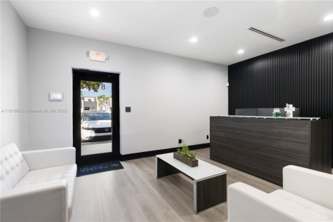 Propiedad comercial en venta en Doral, Florida № 1973296 - foto 2