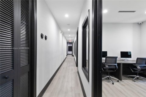 Propiedad comercial en venta en Doral, Florida № 1973296 - foto 19