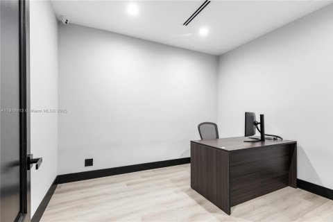 Propiedad comercial en venta en Doral, Florida № 1973296 - foto 27